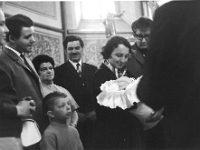 scan0001 -35 Krtime pohana EVU  Eviččiny křtiny (zleva rodiče teta Ela a Kurt a malý Vladimír, Kurtovi rodiče ?, a máma s tátou drží Evičku